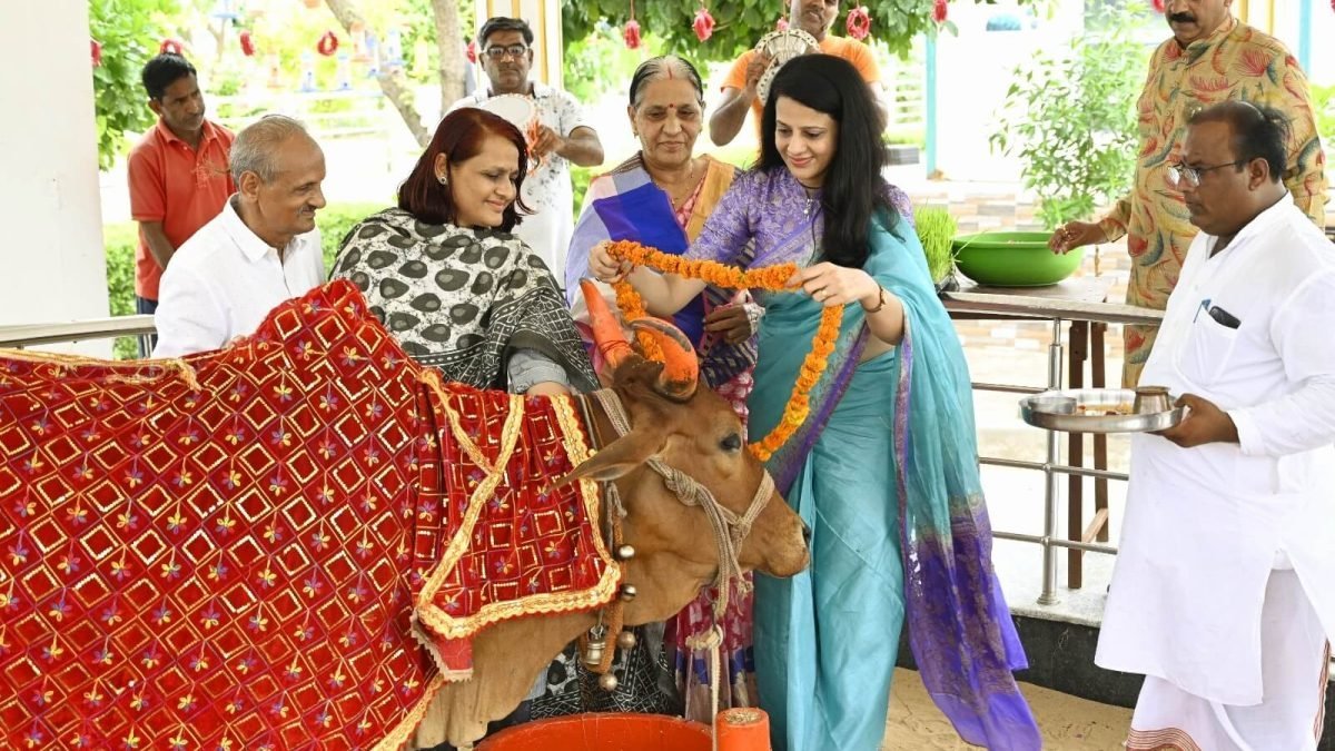 डॉ. हर्षा ने भारतीय संस्कृति के आधार पर गौ माता की सेवा
