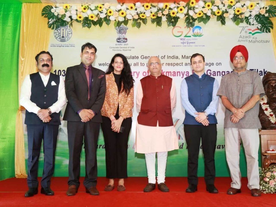 श्री विनय प्रभाकर सहस्त्रबुद्धे एवं भारतीय दूतावास के वरिष्ठ अधिकारियों के साथ श्रद्धा सुमन अर्पित करते हुए डॉ. त्रिवेदी.