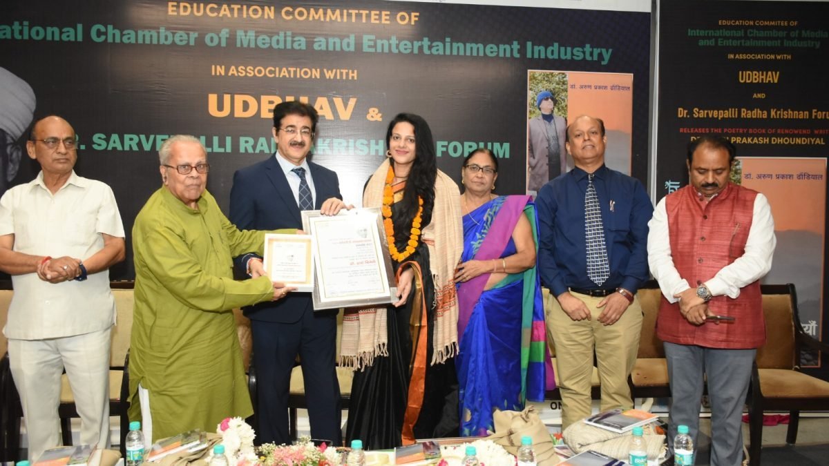डॉ.हर्षा त्रिवेदी दिल्ली में उद्भव संस्था द्वारा सम्मानित