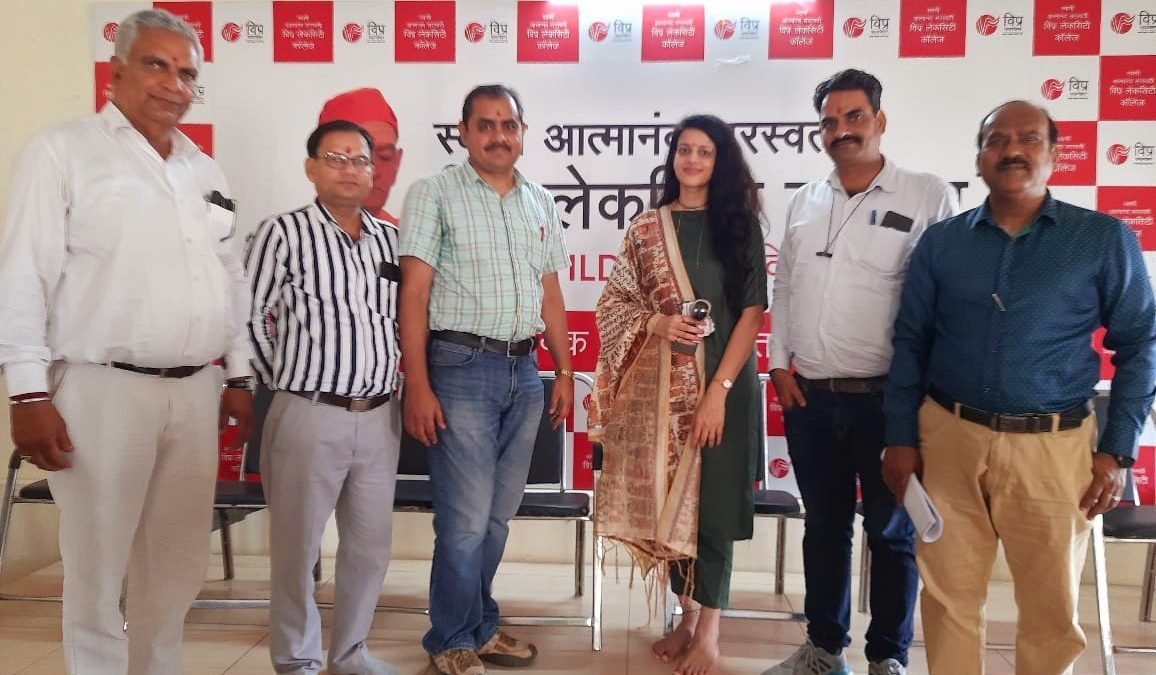 कृष्णकांत शर्मा जी, अध्यक्ष VICCI एवं अन्य पदाधिकारियों के साथ स्वामी आत्मानंद सरस्वती विप्र लेक सिटी कॉलेज