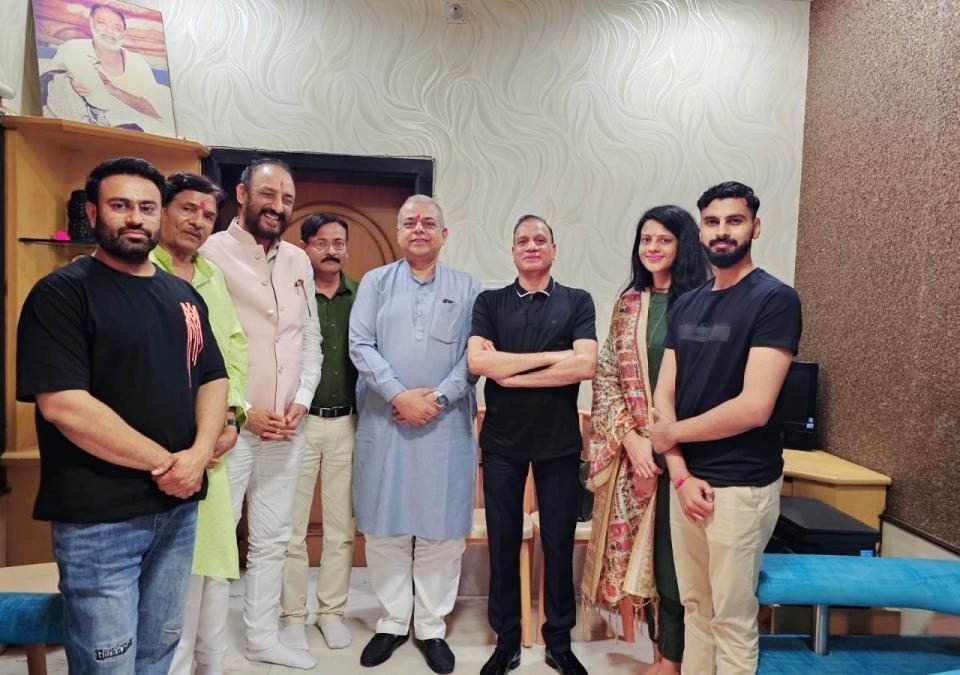 विप्र फाउंडेशन के संस्थापक श्री सुशील जी ओझा के साथ नाथद्वारा के दिग्गज एवं प्रतिष्ठित व्यवसाई श्री मदन जी पालीवाल से उनके निवास स्थान पर शिष्टाचार भेंट