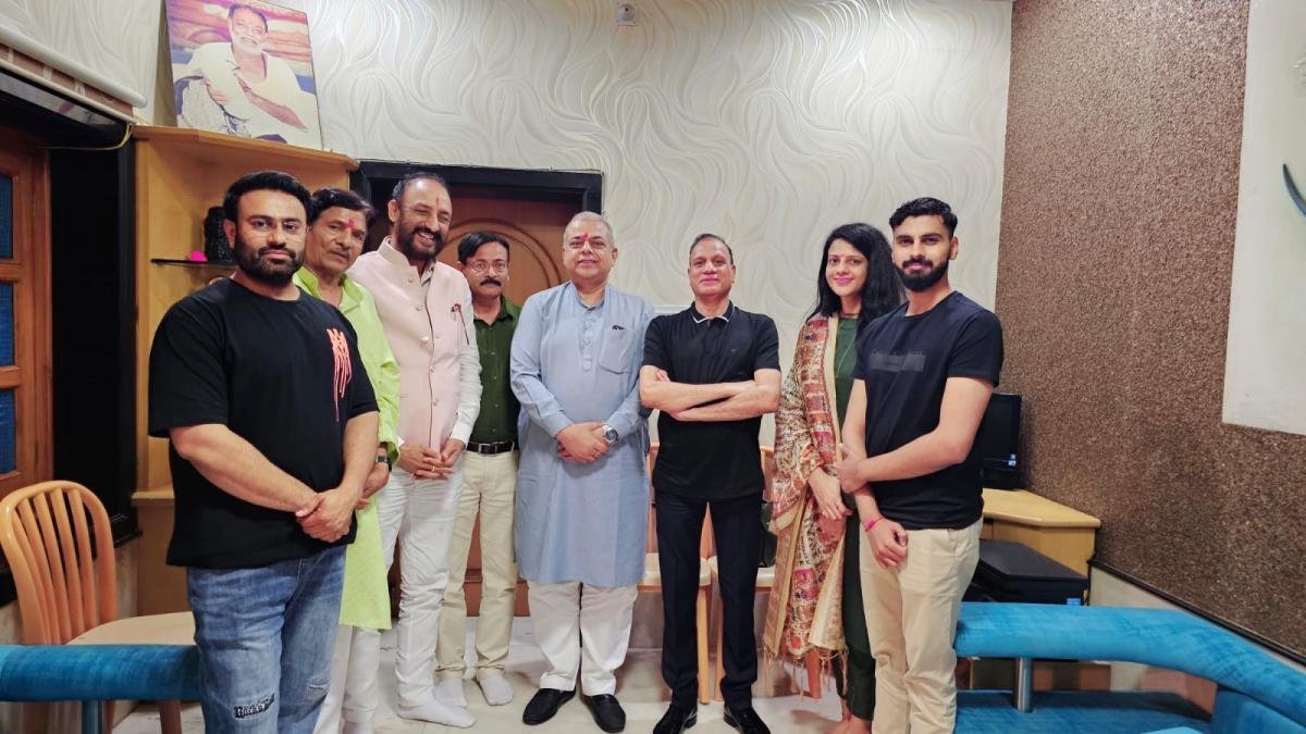 विप्र फाउंडेशन के संस्थापक श्री सुशील जी ओझा के साथ नाथद्वारा के दिग्गज एवं प्रतिष्ठित व्यवसाई श्री मदन जी पालीवाल से उनके निवास स्थान पर शिष्टाचार भेंट