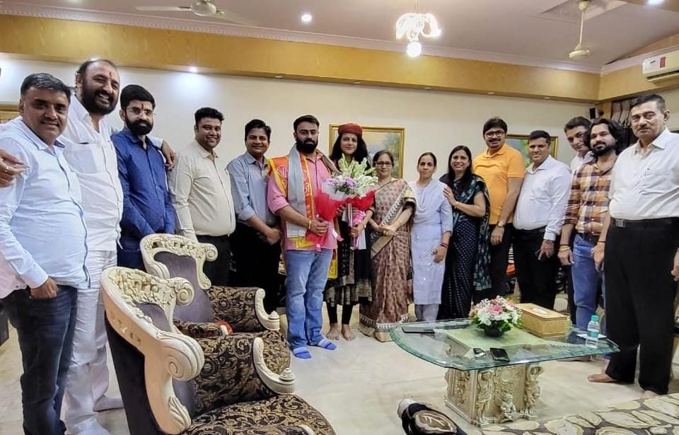 मुंबई में विप्र फाउंडेशन कार्ययोजना पर चर्चा करते हुए राष्ट्रीय संयोजक डॉ हर्षा त्रिवेदी