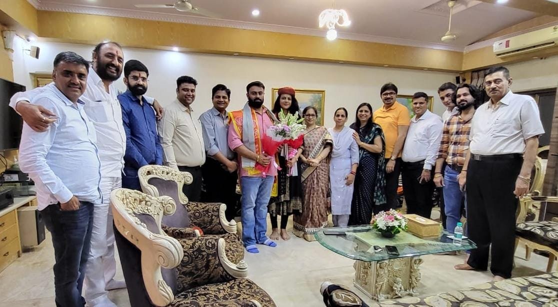 मुंबई में विप्र फाउंडेशन कार्ययोजना पर चर्चा करते हुए राष्ट्रीय संयोजक डॉ हर्षा त्रिवेदी