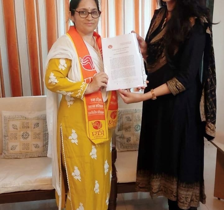 ISPAC की प्रस्तावित अंतरराष्ट्रीय संगोष्ठी पर चर्चा कर प्रपत्र भेंट करते हुए डॉ. हर्षा त्रिवेदी