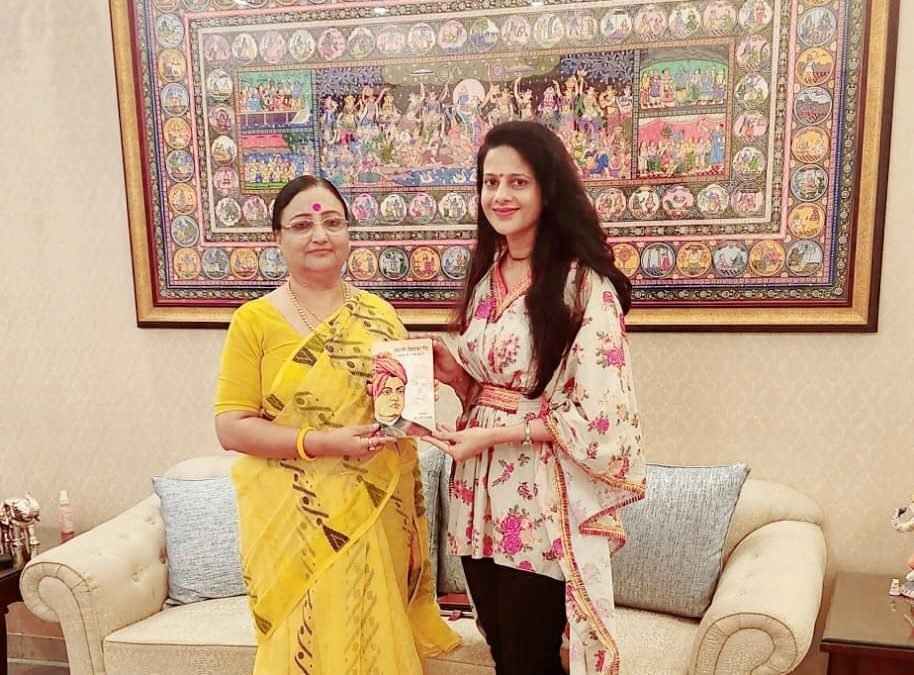 ISPAC की प्रस्तावित अंतरराष्ट्रीय संगोष्ठी पर चर्चा कर पुस्तक भेंट करते हुए डॉ. हर्षा त्रिवेदी