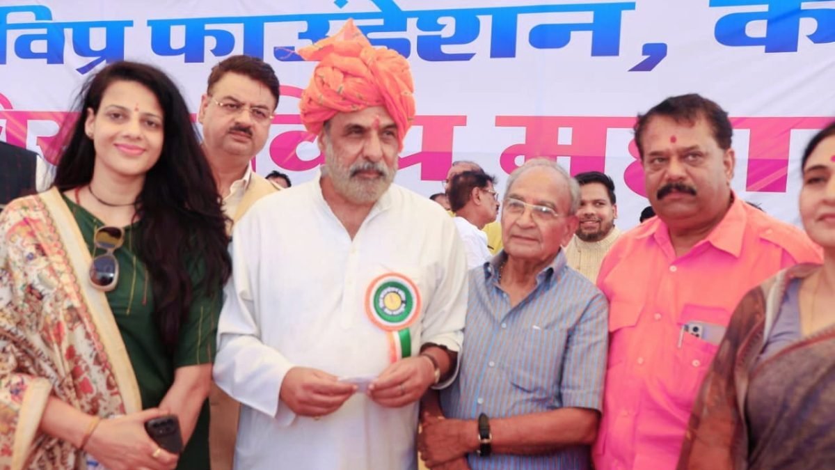 पूर्व केंद्रीय मंत्री श्री आनंद शर्मा से ISPAC की आगामी योजनाओं पर चर्चा करते हुए राष्ट्रीय संयोजक डॉ. हर्षा त्रिवेदी
