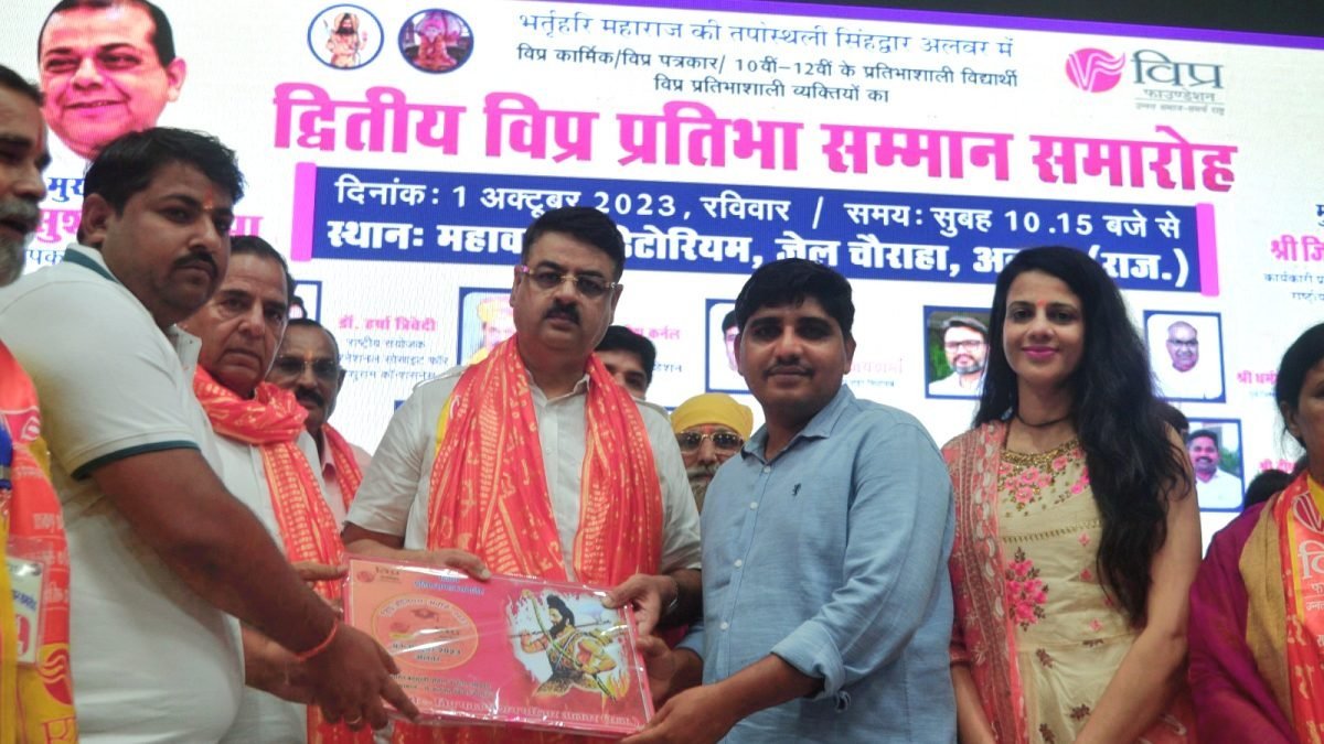 प्रतिभागियों का उत्साहवर्धन करते हुए ISPAC की राष्ट्रीय संयोजक डॉ. त्रिवेदी