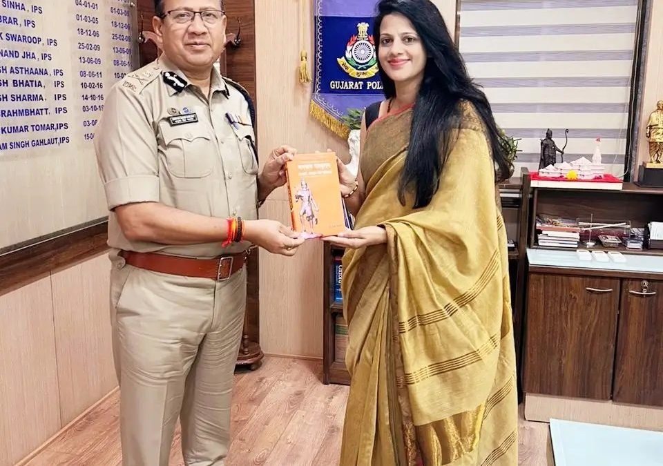 आदर्श, प्रादर्श और प्रतिदर्श’पुस्तक की प्रति भेंट