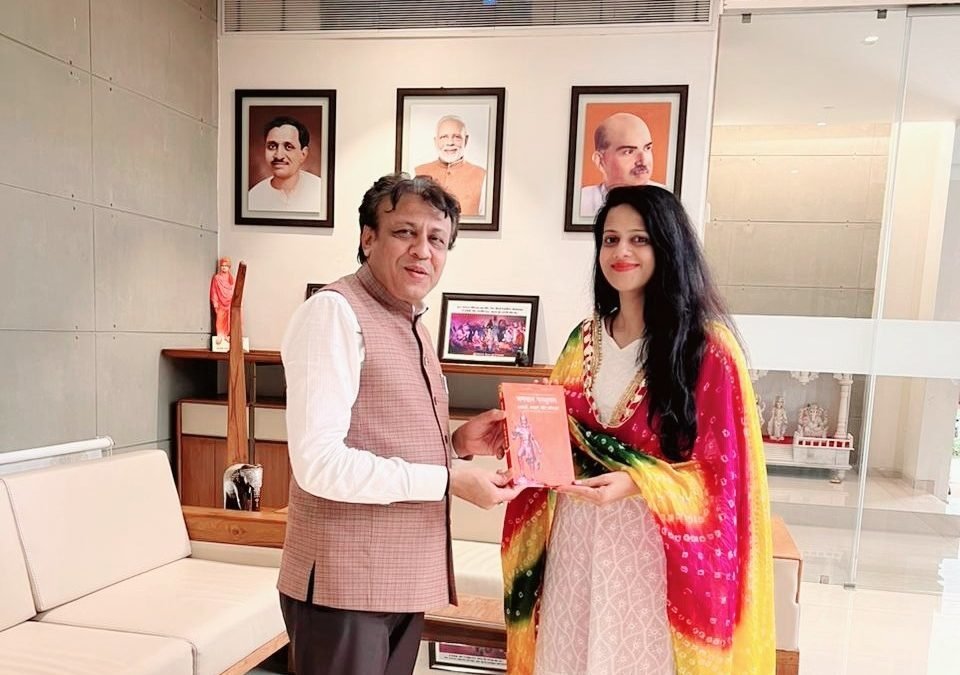 सूरत के महापौर आदरणीय दक्षेश मवानी जी को परशुराम ग्रंथ की प्रति भेंट