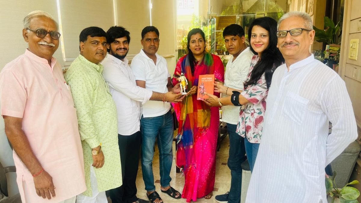 जयपुर की महापौर डॉ सौम्या गुर्जर जी से भेंट कर ISPAC की राष्ट्रीय संयोजक डॉ हर्षा त्रिवेदी ने भगवान परशुराम जागृति अभियान के अन्तर्गत एक प्रस्ताव रखा। प्रभु कृपा से शीघ्र सुखद सूचना मिलेगी।