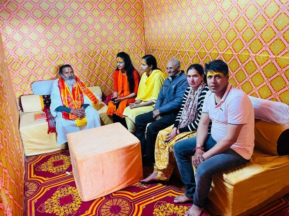महाकुंभ प्रयागराज में महंत श्री रामदयाल दास जी महाराज को इस्पेक की गतिविधियों की दी गई जानकारी